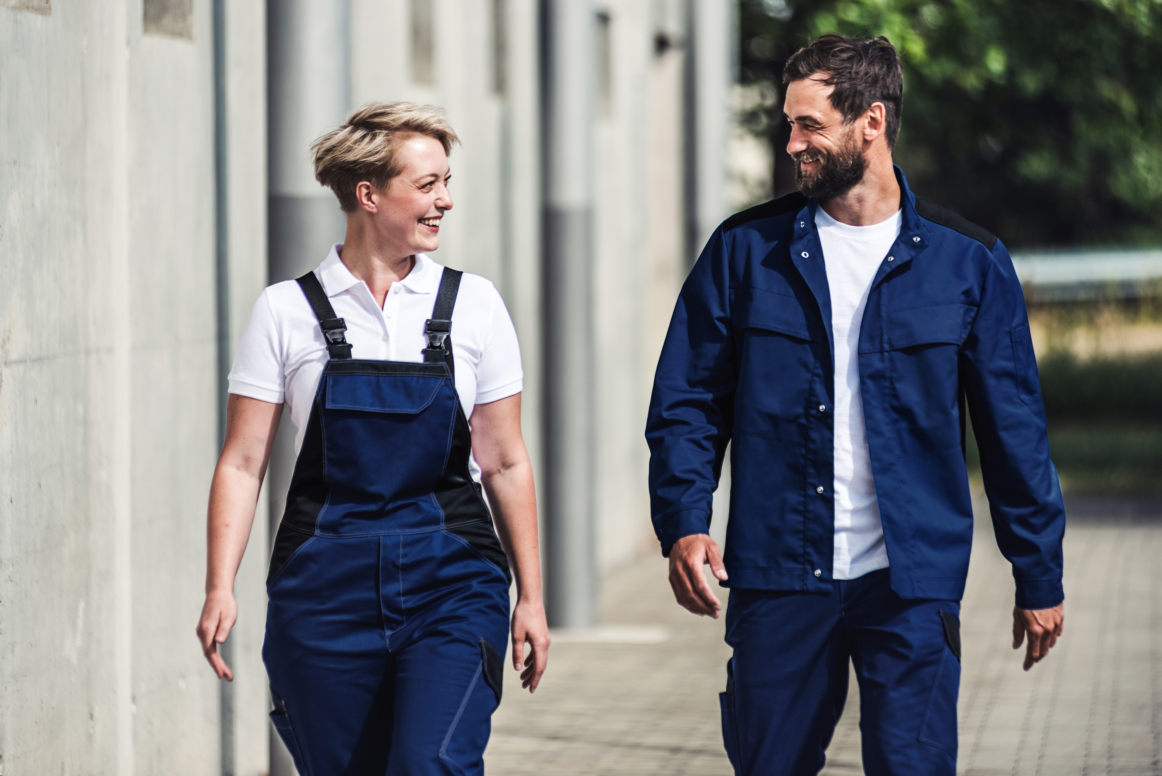 Industriearbeiter in blauer Bekleidung