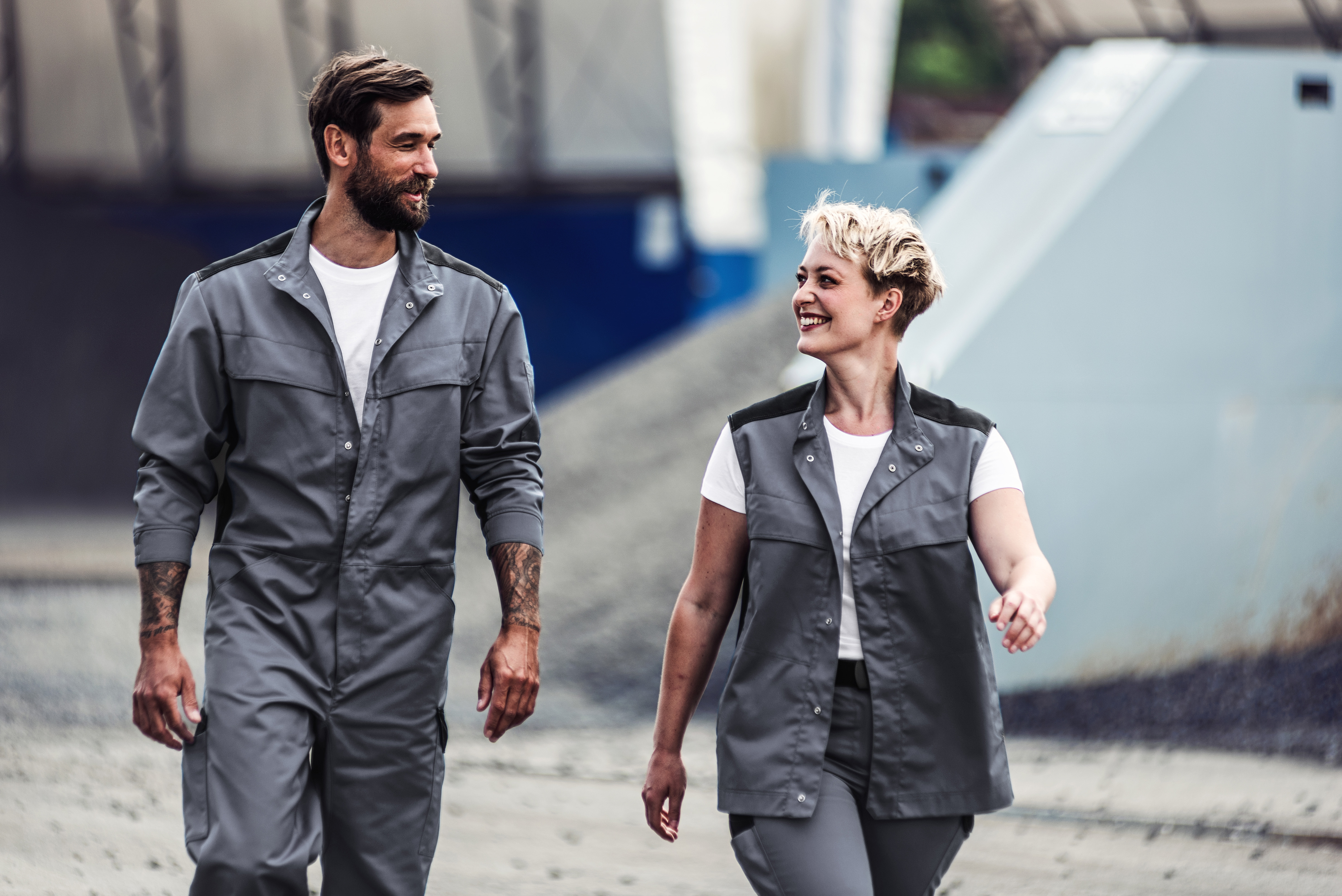 Industriemitarbeiter in grauer Bekleidung