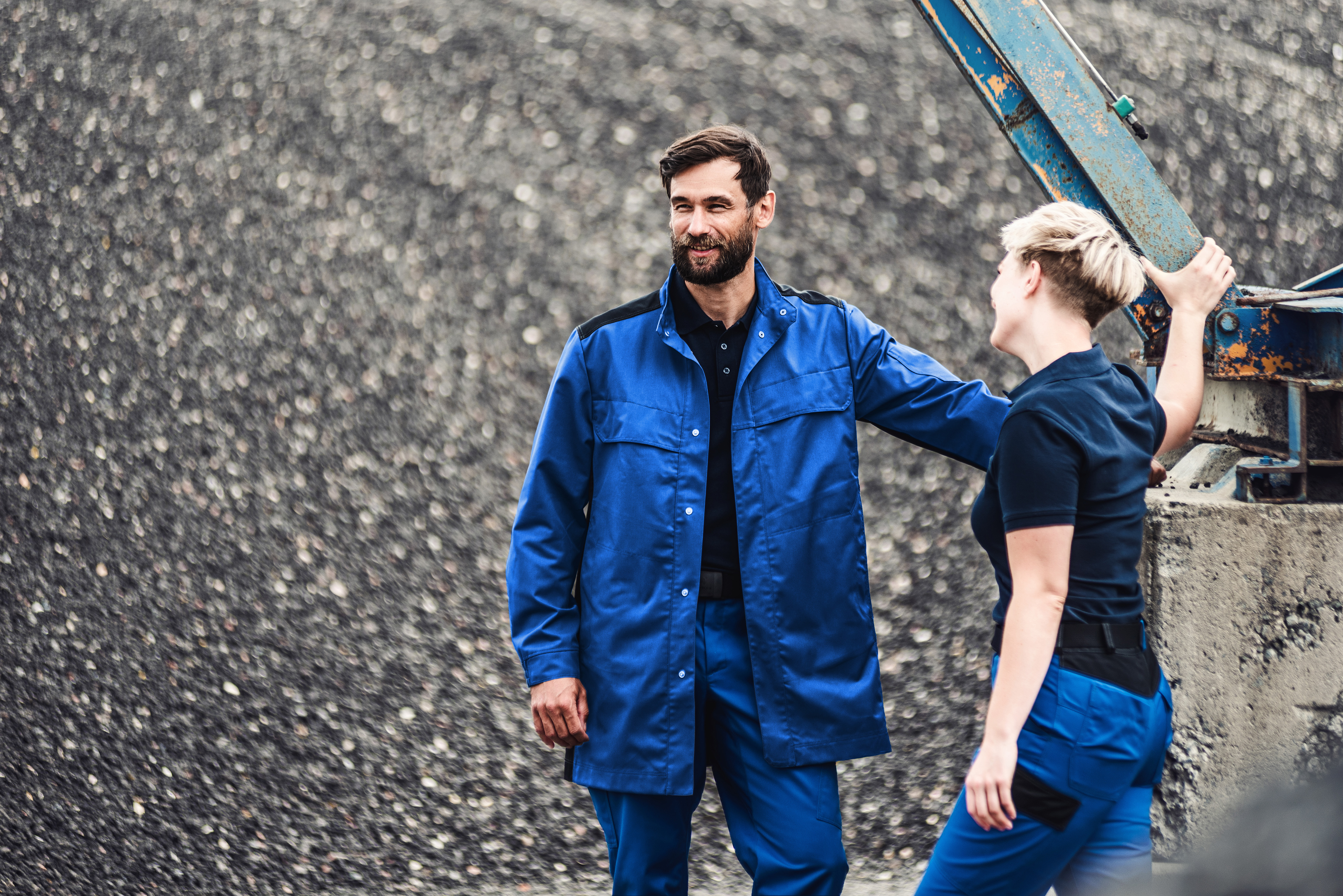 Industriemitarbeiter im Gespräch