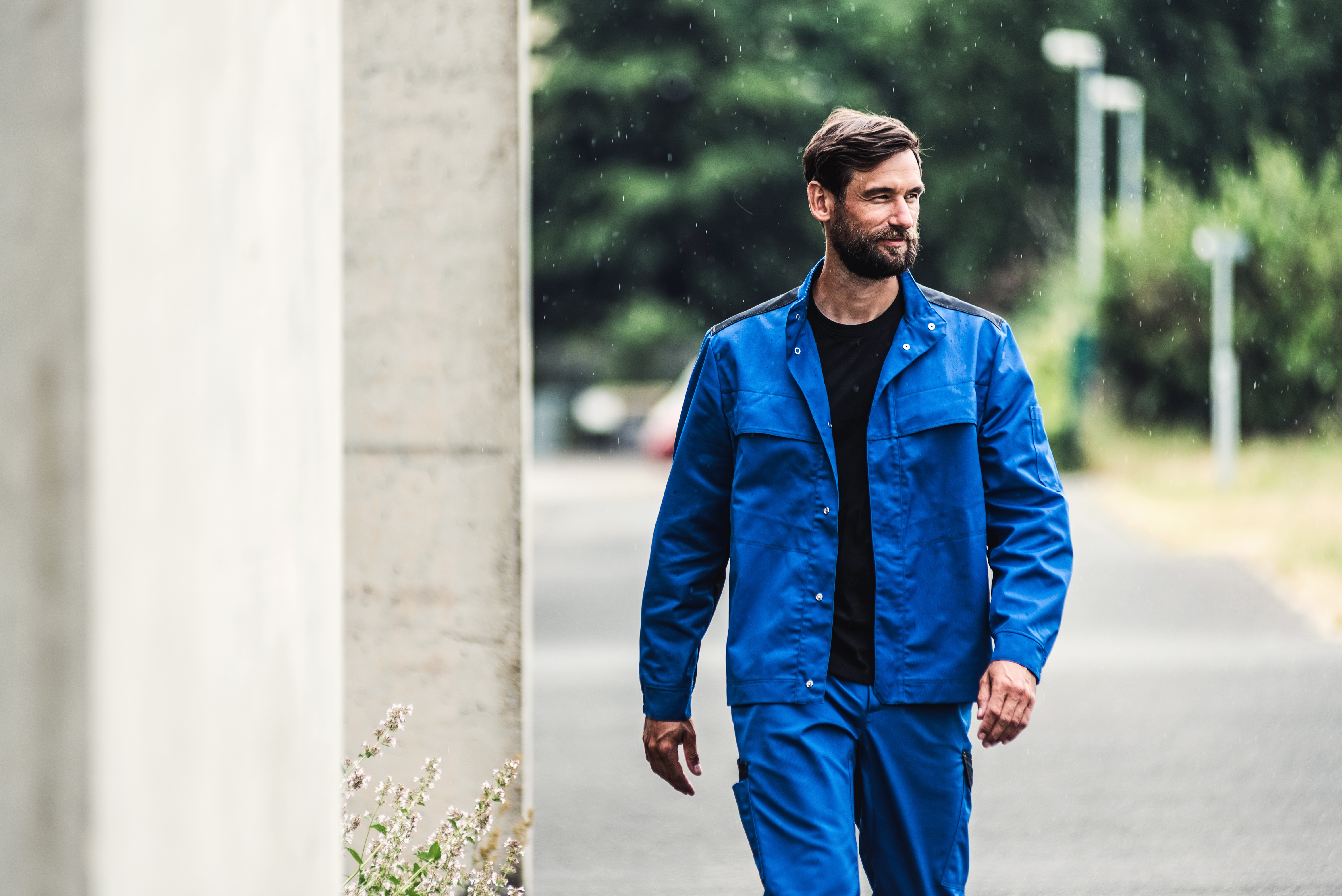 Industriemitarbeiter in strahl blauer Bekleidung
