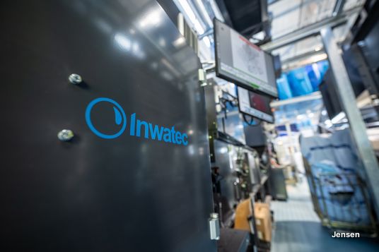 Inwatec-Logo auf Maschinenverkleidung