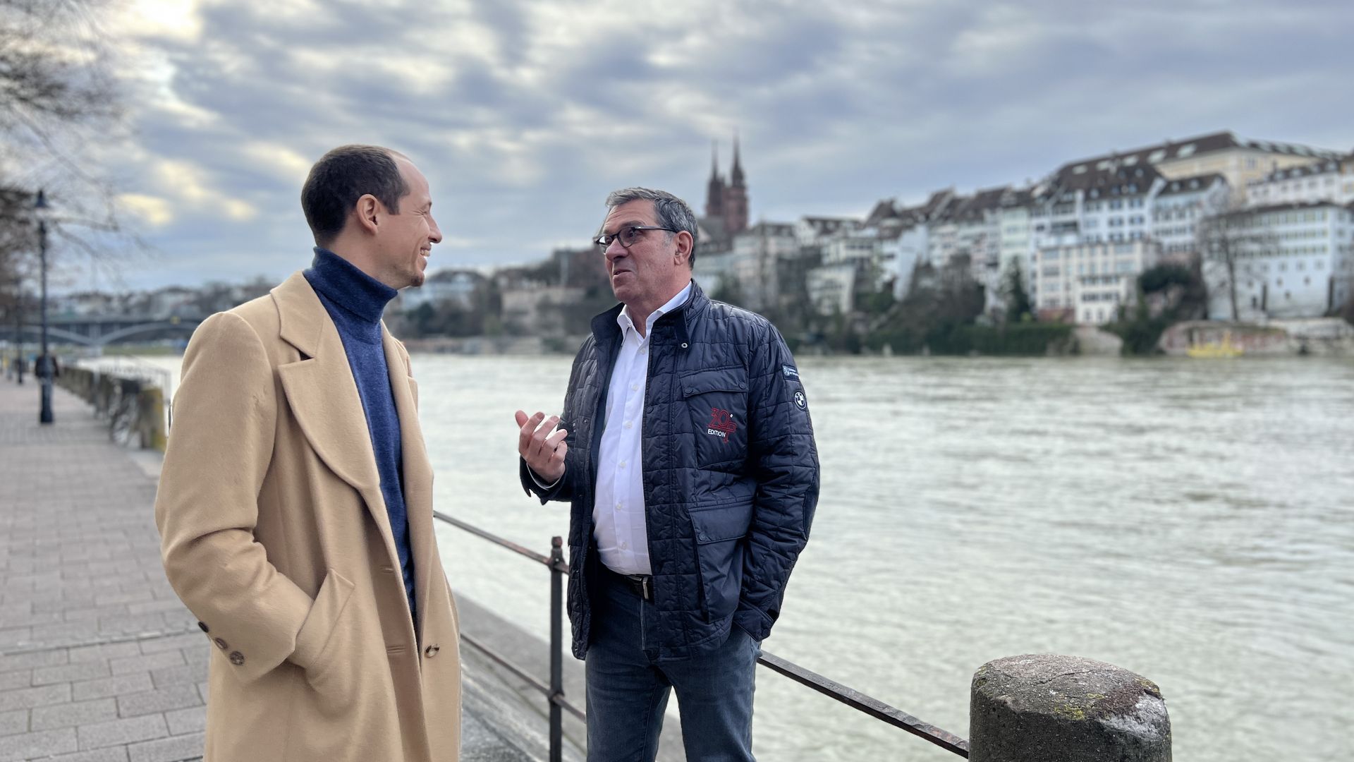 Gespräch am Rhein in Basel zwischen Andy Holzer und Lior Ettler