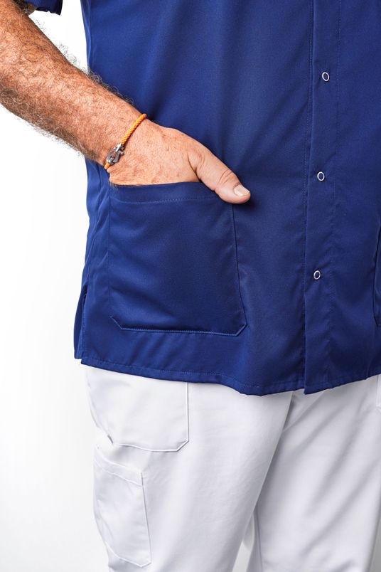 Dunkelblauer Kasack mit Eingrifftasche – Detailaufnahme mit Hand in der Tasche