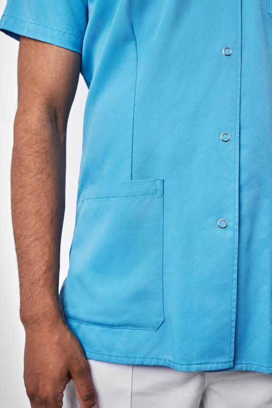 Hellblauer Kasack mit gerader Eingrifftasche – Detailansicht