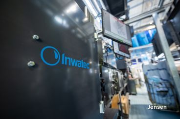 Inwatec-Logo auf Maschinenverkleidung