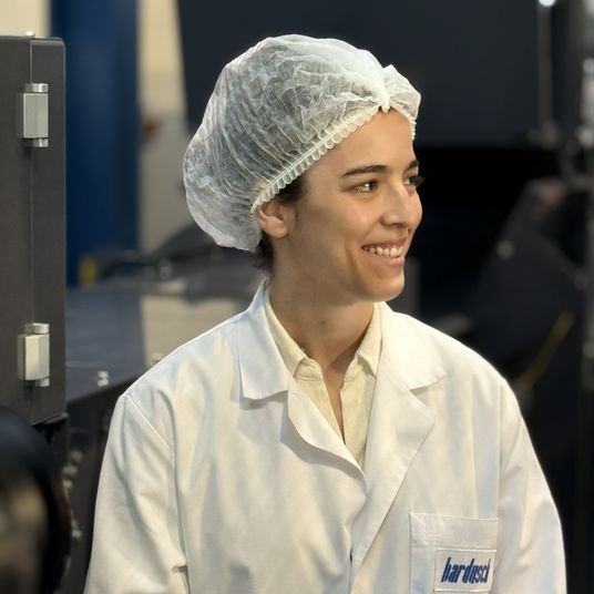 Mitarbeiterin mit Haarnetz in der Produktion bei bardusch