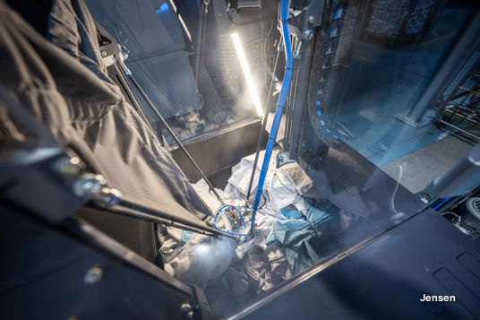 Kleidungsstücke in Sortierbox der Inwatec-Anlage