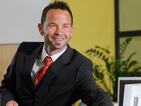 Ein Mann präsentiert die Herrenblazer Kollektion von bardusch