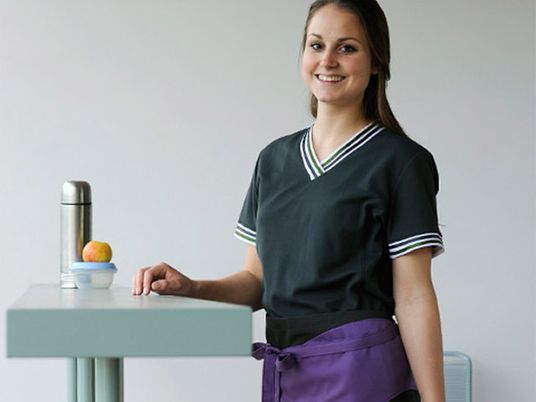 Ein Frau präsentiert ein bardusch Vorbinder für den Gebrauch im Bereich Gastronomie, Service und Hotellerie.