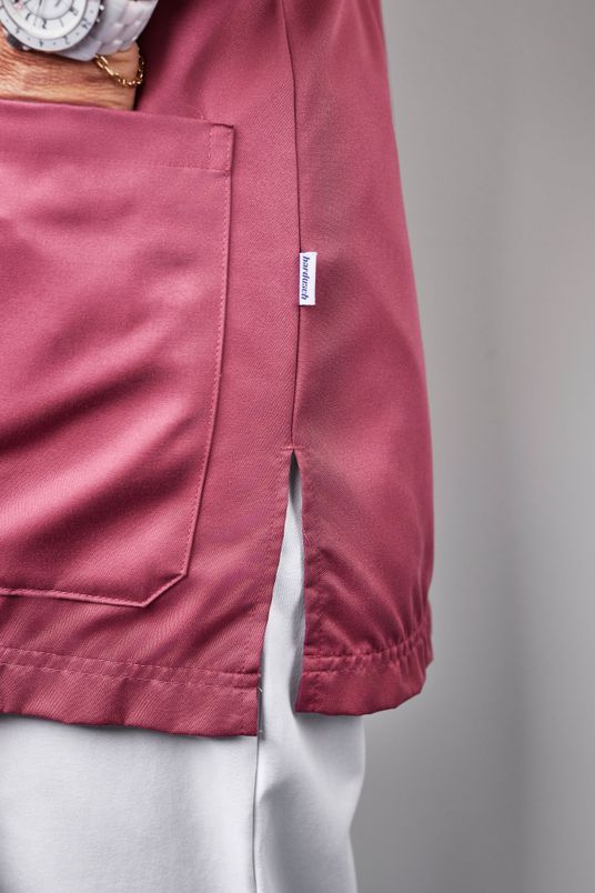 Bordeaufarbener Kasack mit Seitenschlitz und Bardusch-Label – Detailaufnahme