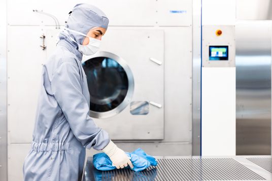 Reinraummitarbeiter bei der Arbeit