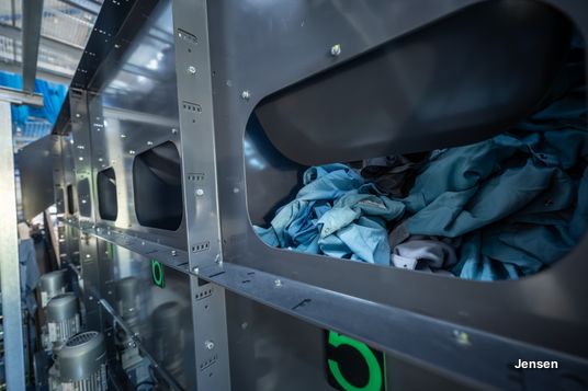 Aussortierte Kleidung in Sortierfach der Anlage